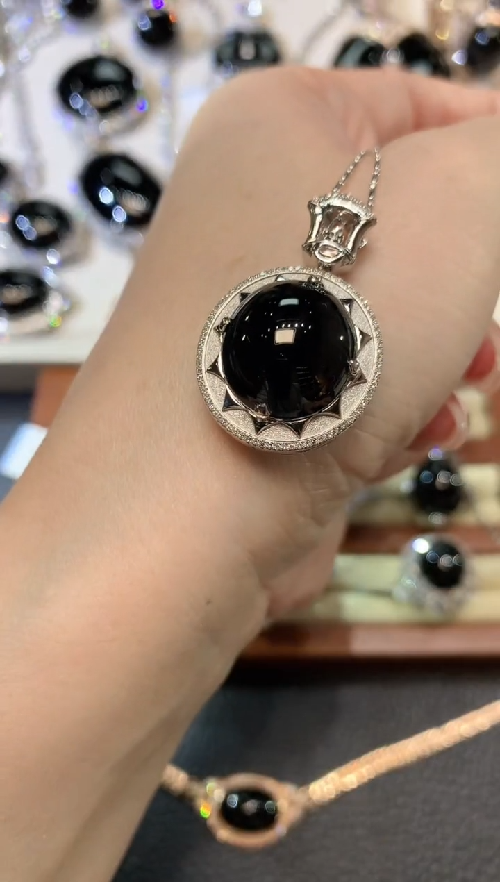 【闪购商品】翡翠吊坠(不含链)18K金镶嵌F47 