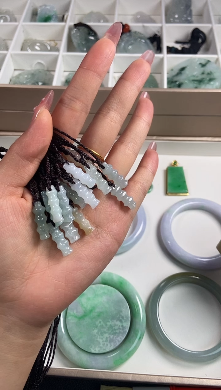 翡翠未镶嵌颈饰1