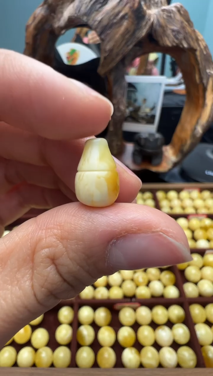 【闪购商品】蜜蜡裸石未镶嵌俄料三通8.8mm0.505克
