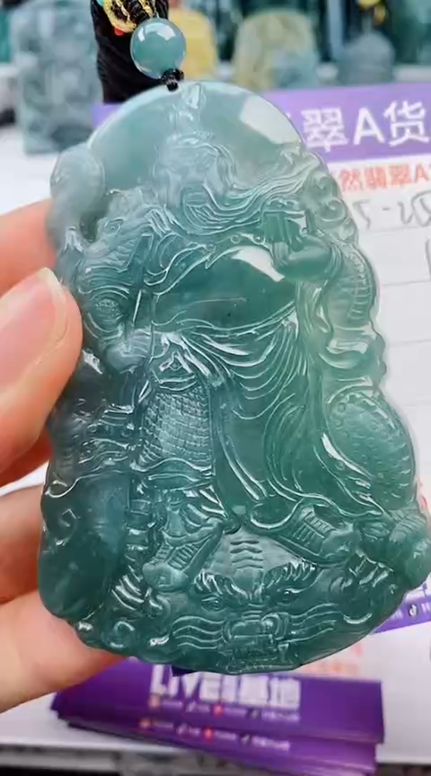 翡翠未镶嵌颈饰              
