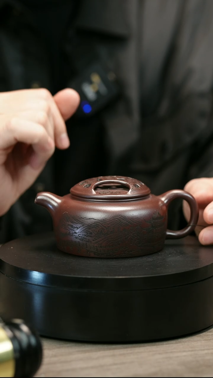 茶壶紫砂江****团H2463王芳刻绘镂空牛盖