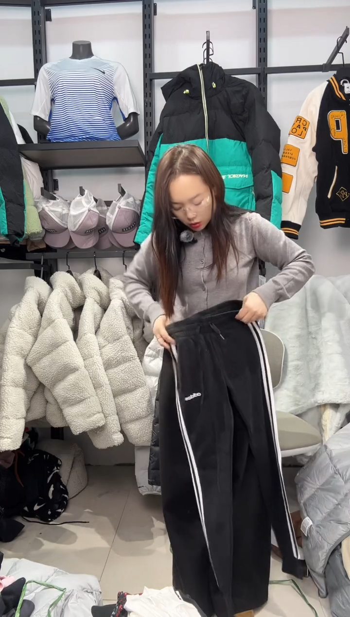 2368闪购编码  阿迪运动卫衣裤以直播间过款为准 尺码160