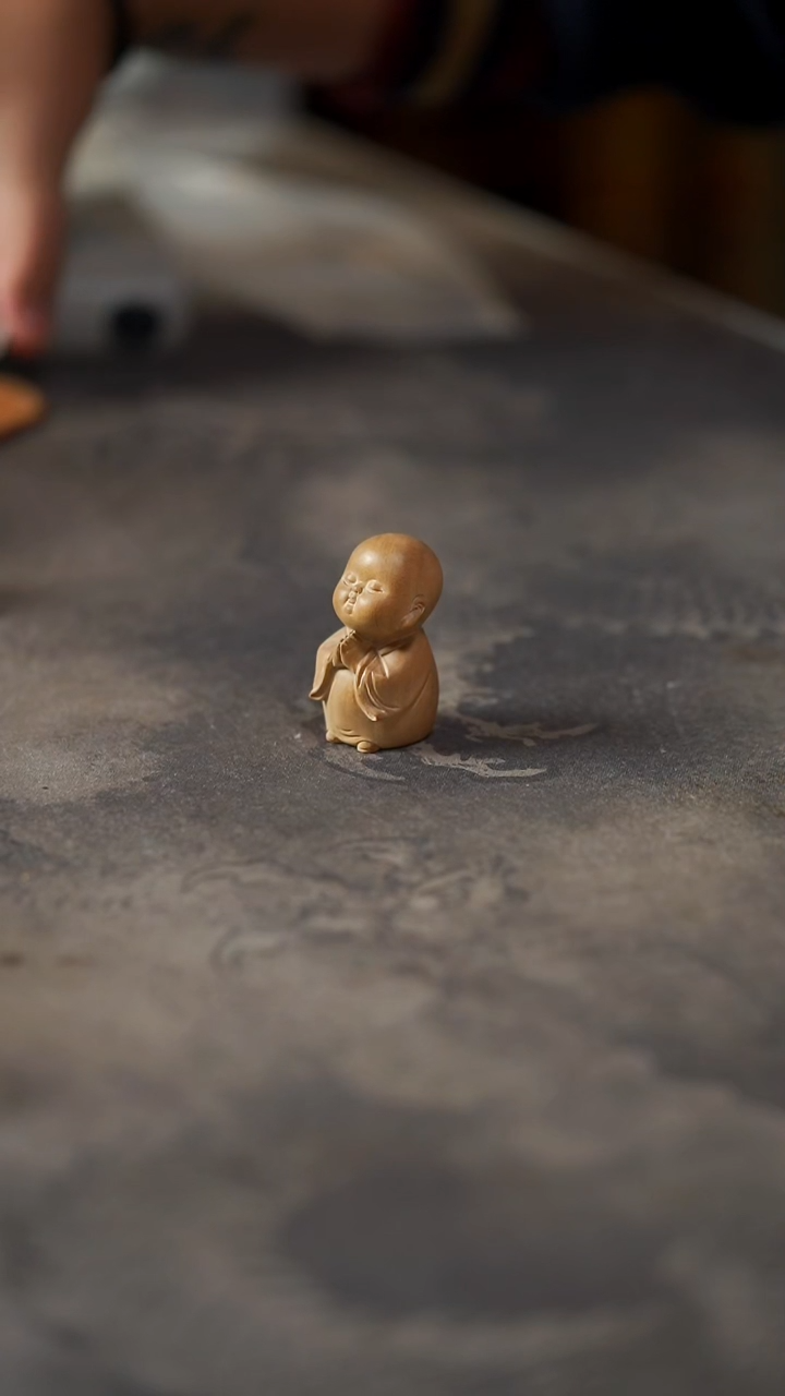 檀香木老山檀正区老料小沙弥手把件