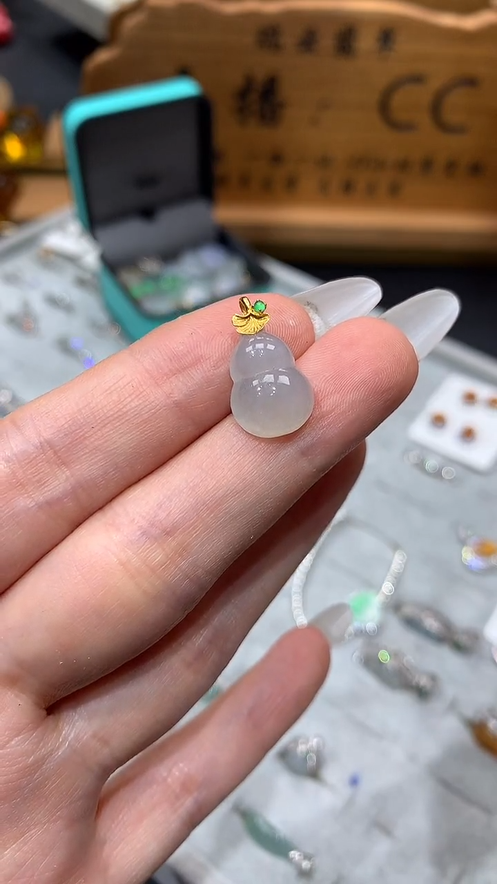 【闪购商品】翡翠颈饰18K金镶嵌冰飘花葫芦