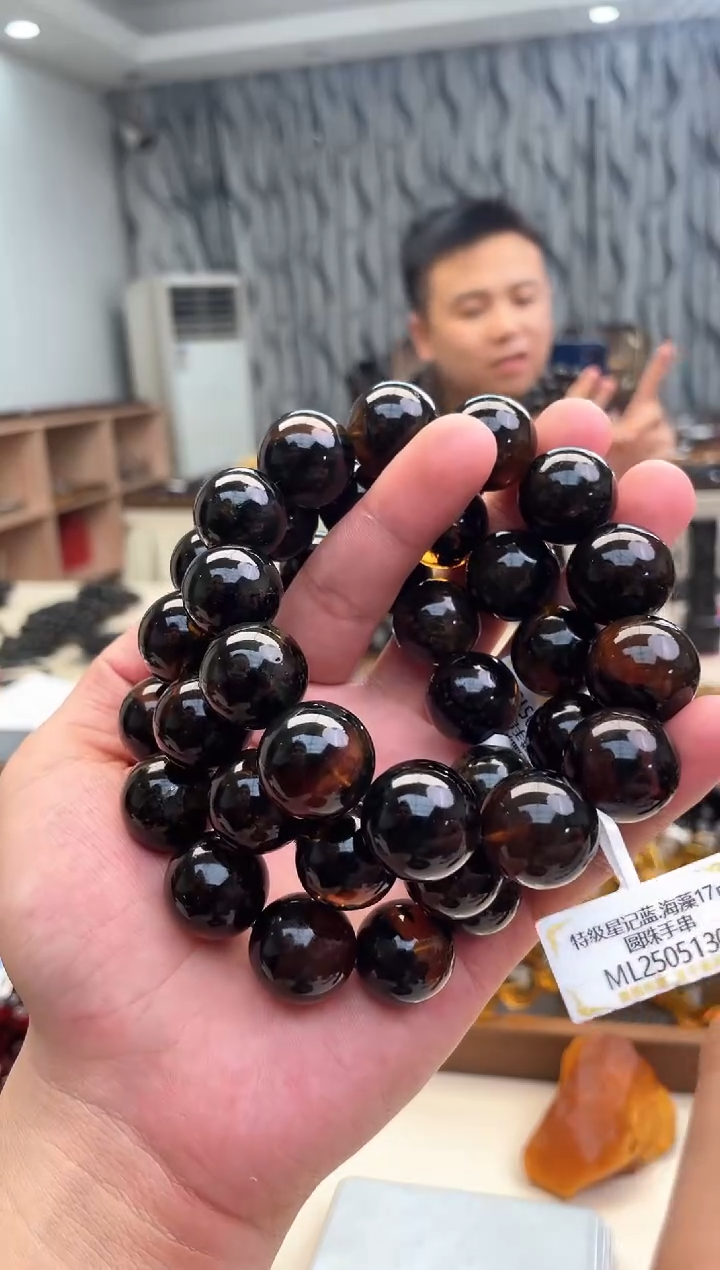 未镶嵌琥珀裸石17mm星际蓝手串多样性发其中一件