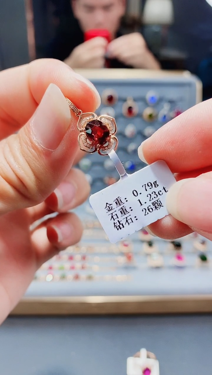 18K金镶嵌颈饰碧玺1.23.