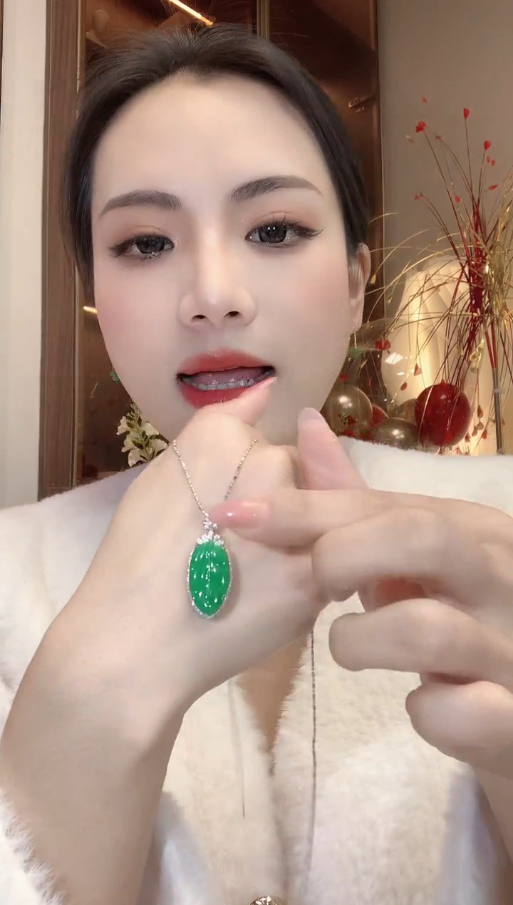 【闪购商品】翡翠吊坠(不含链)18K金镶嵌A9