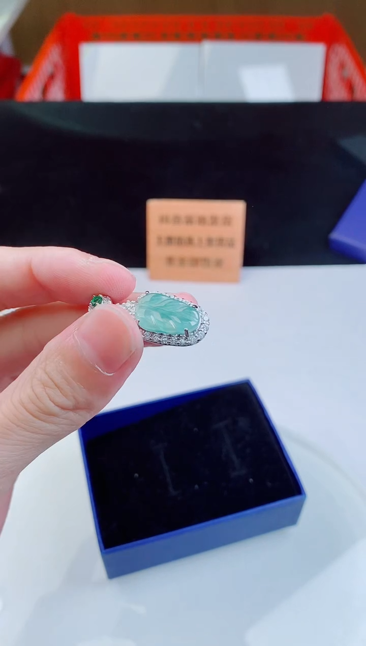 颈饰未镶嵌翡翠   