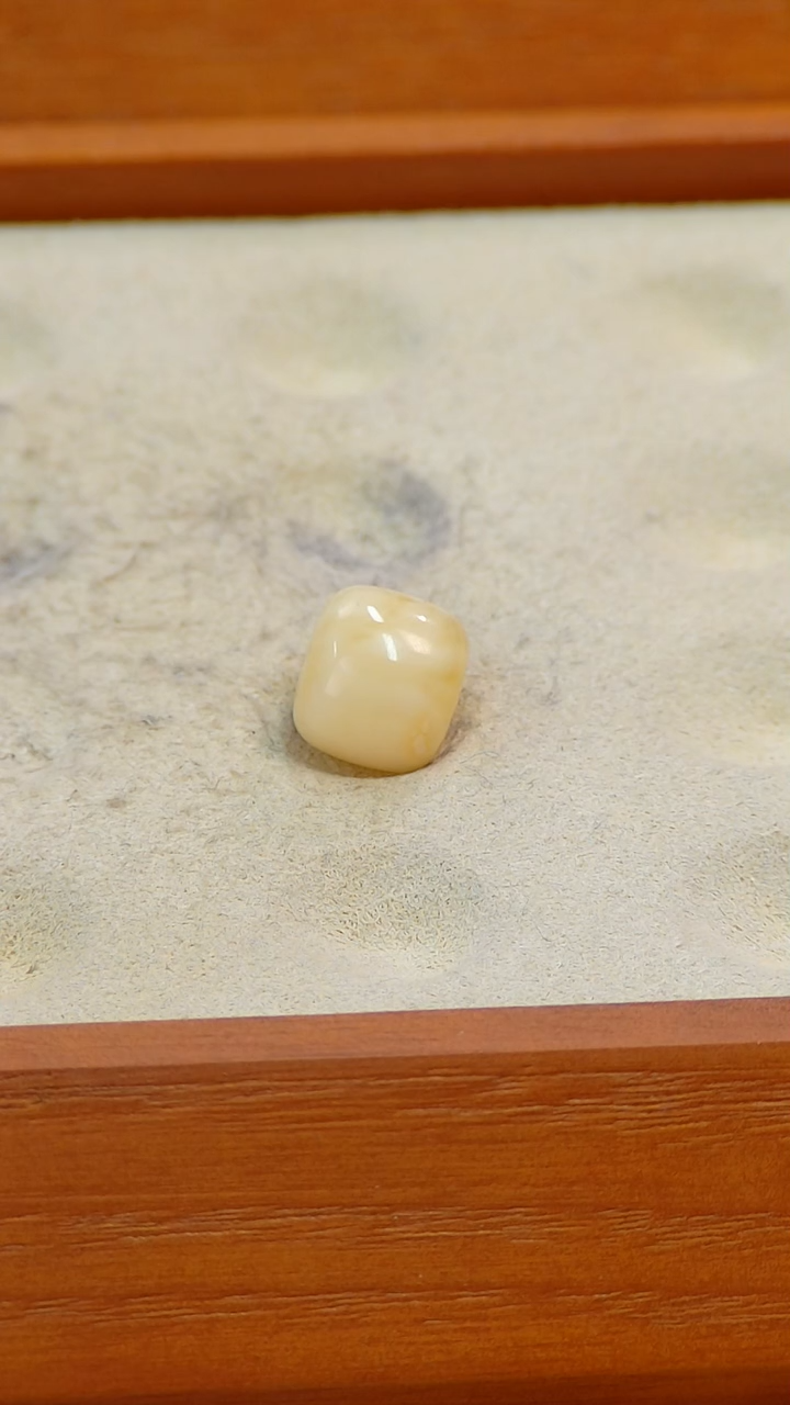 【闪购商品】蜜蜡裸石未镶嵌俄料10*8.8MM0.632克