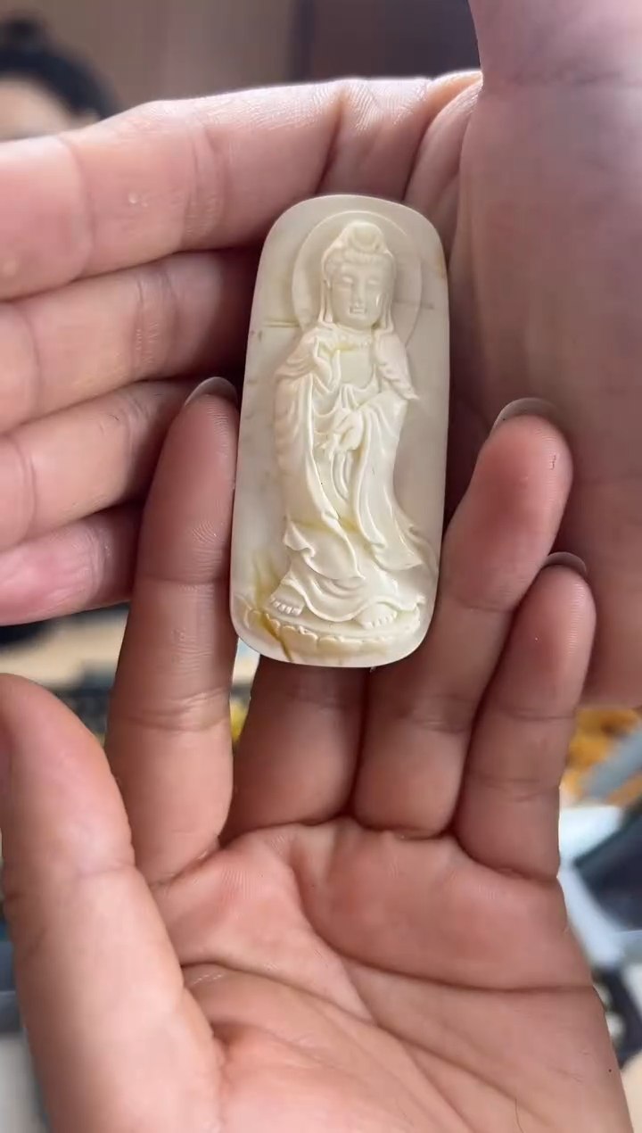【闪购商品】琥珀裸石未镶嵌蜜蜡吊坠