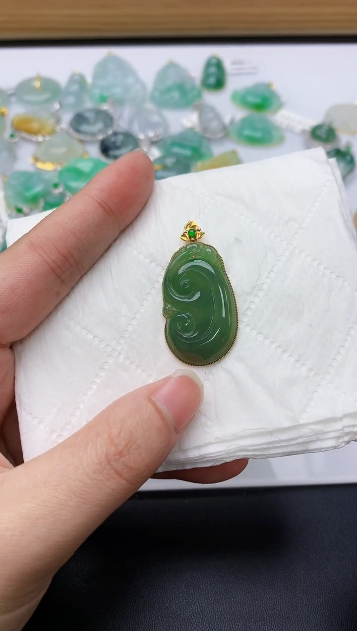 颈饰18K金镶嵌翡翠天然A货