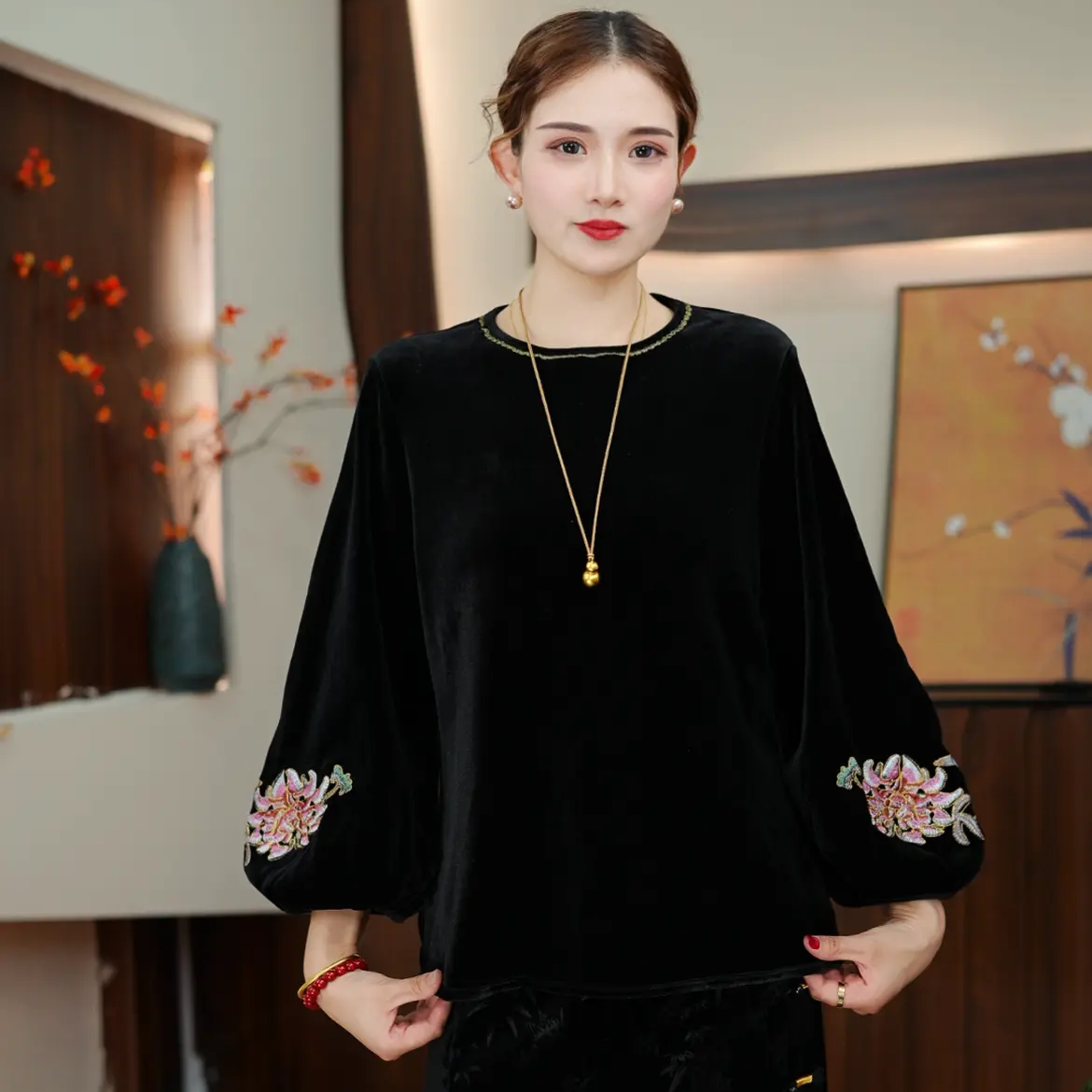 加绒加厚国风刺绣丝绒上衣女洋气百搭圆领长袖小衫黑色宽松显瘦