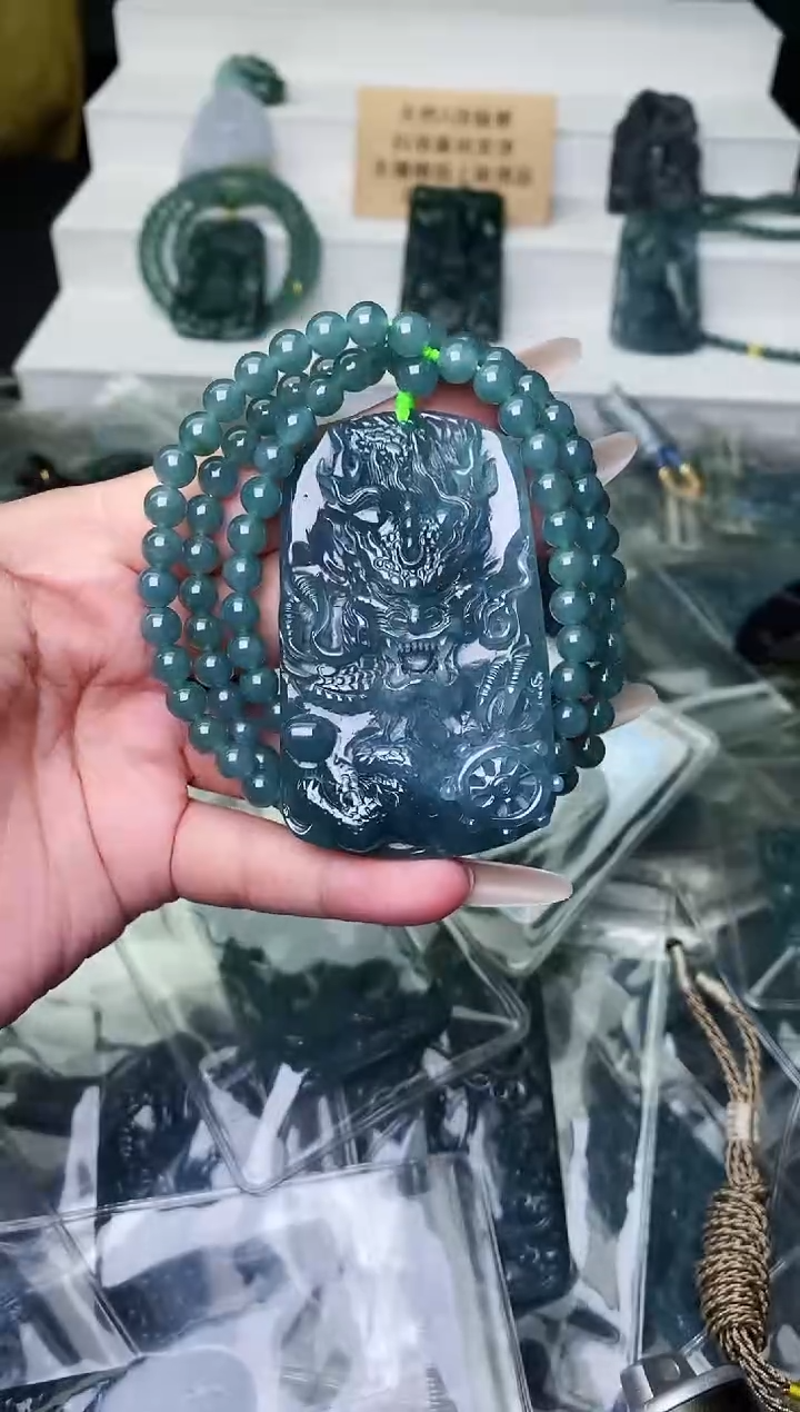 颈饰未镶嵌翡翠 