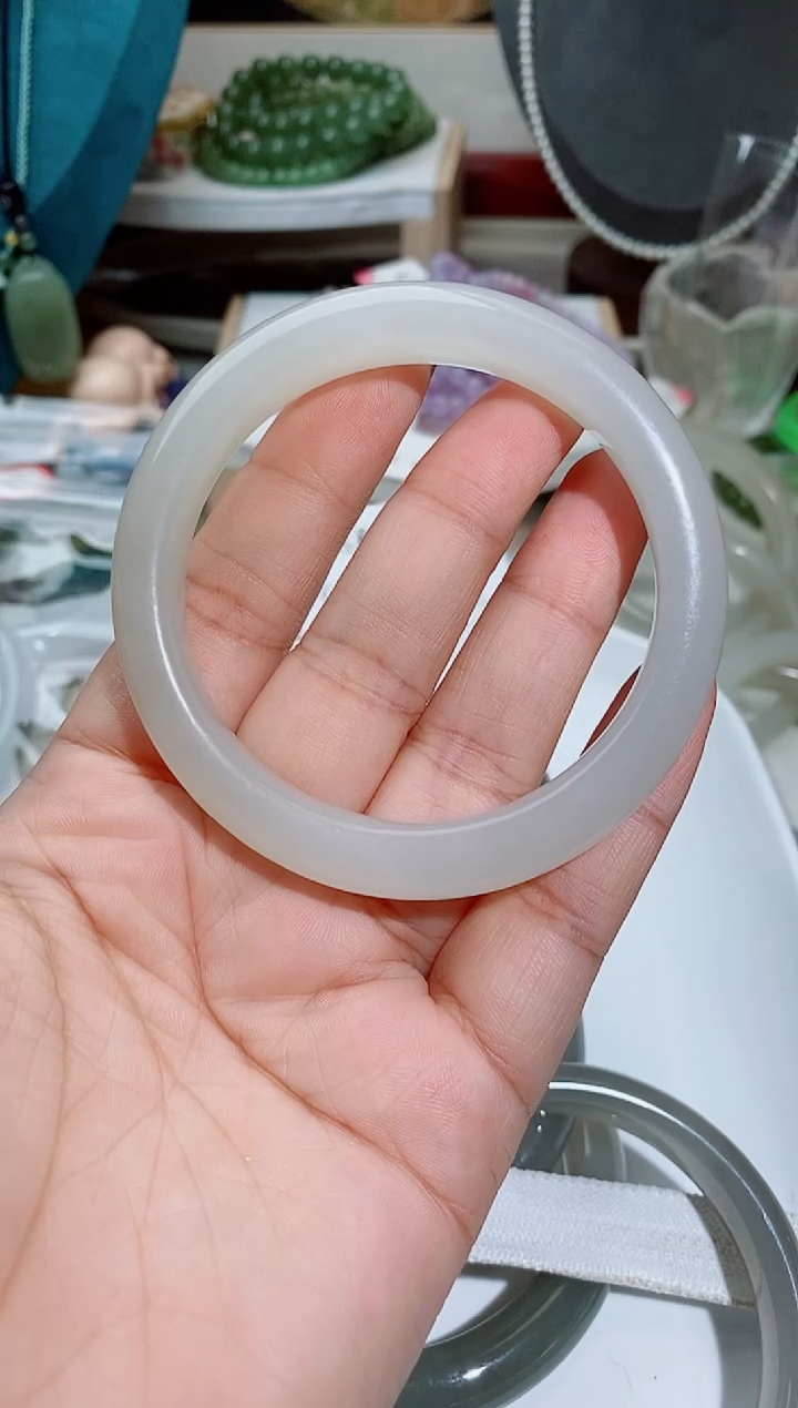 和田玉手镯未镶嵌?****e490一个queenie的