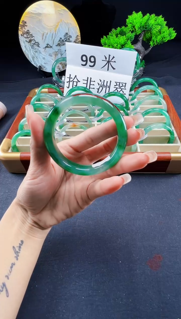 未镶嵌手镯石英质玉（非洲翠）手镯