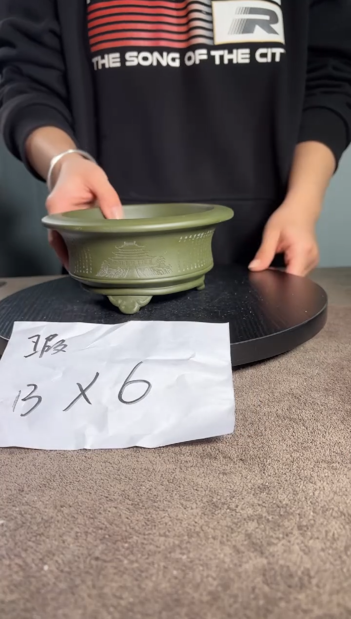 A宜兴紫砂小花盆