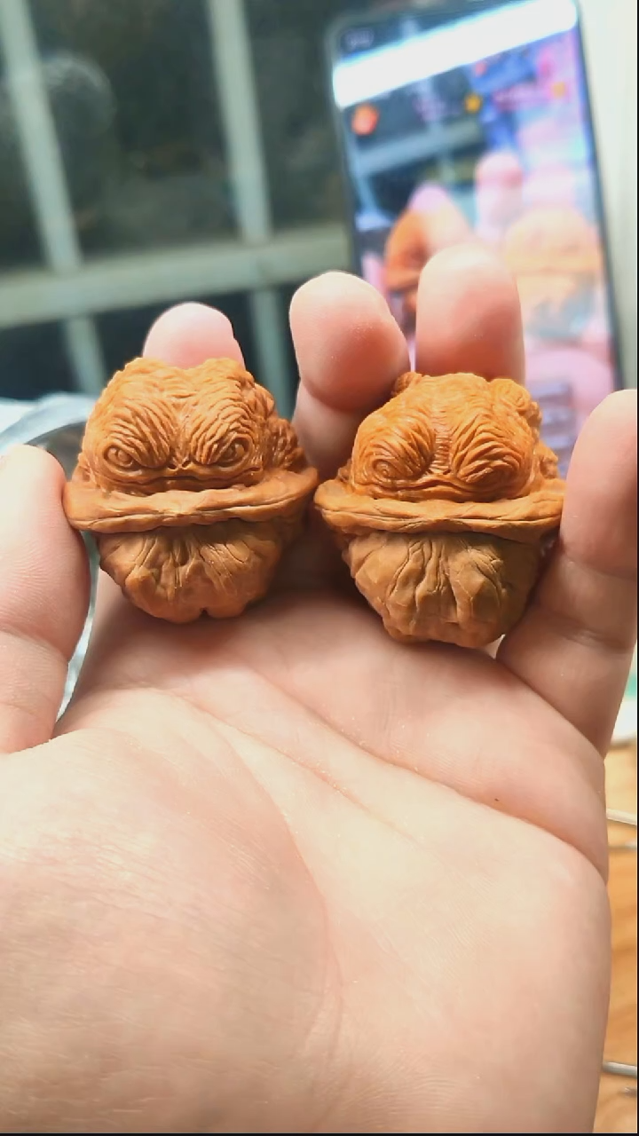 把件核桃38边，单面雕刻金蟾