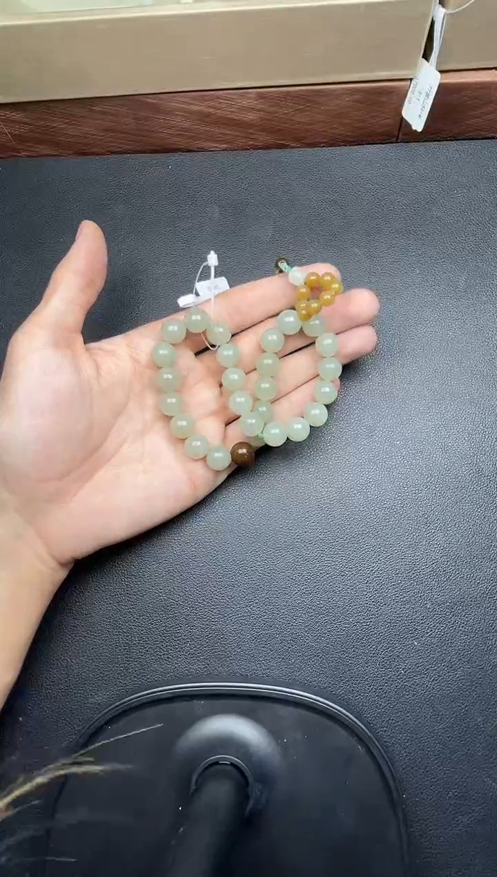 未镶嵌手串和田玉且末微色差近矿卡10手持