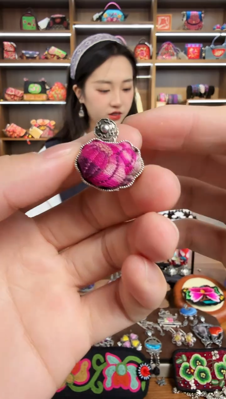 【闪购商品】织绣34蒙阿苏苗绣传承