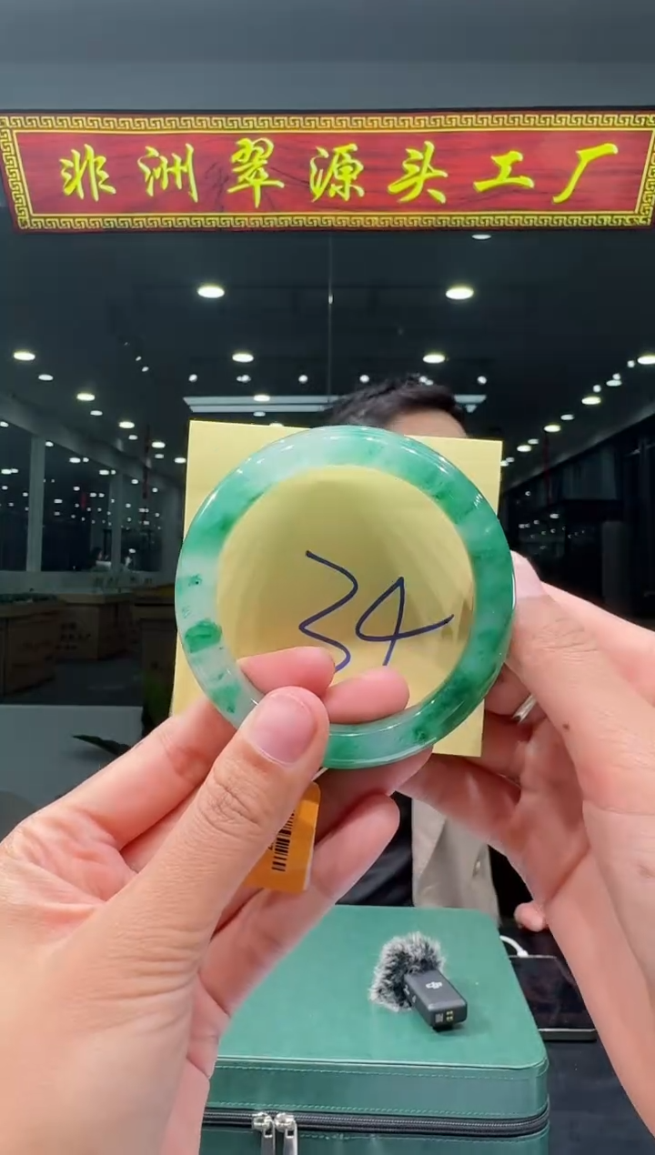 【闪购商品】石英质玉手镯未镶嵌天然A货 非洲翠 手镯（单品）