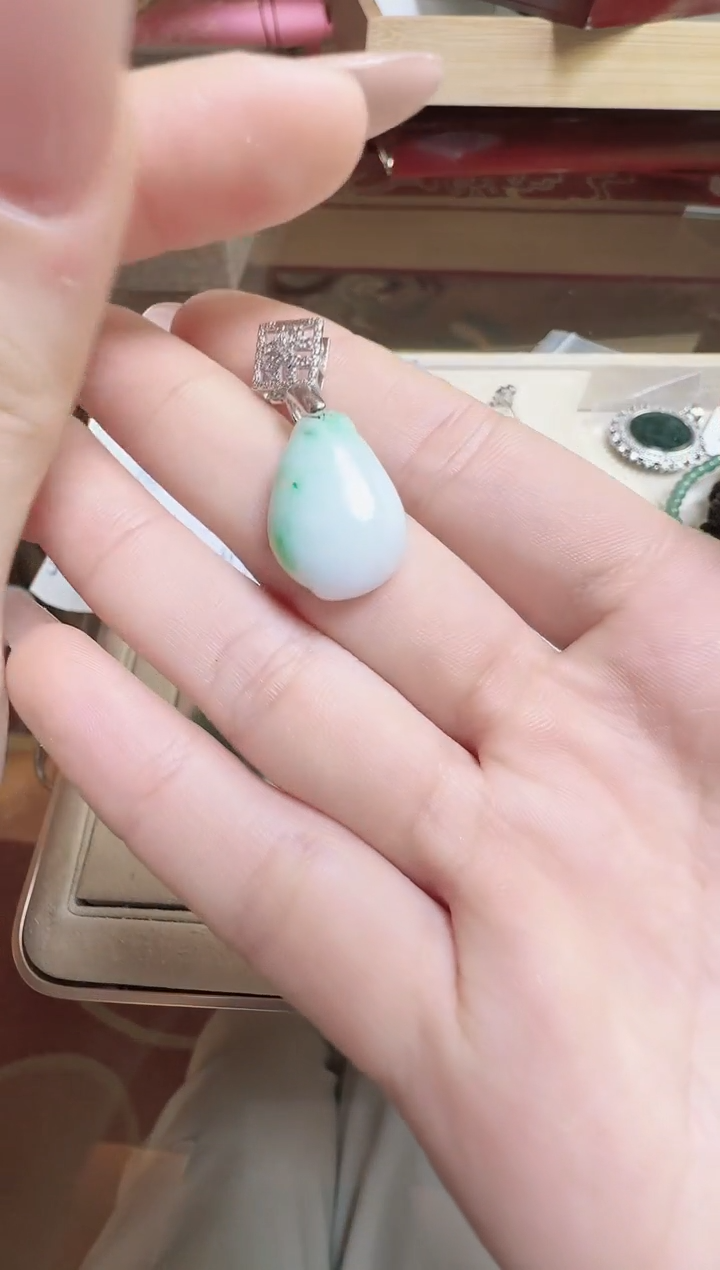 【闪购商品】翡翠吊坠(不含链)未镶嵌翡翠