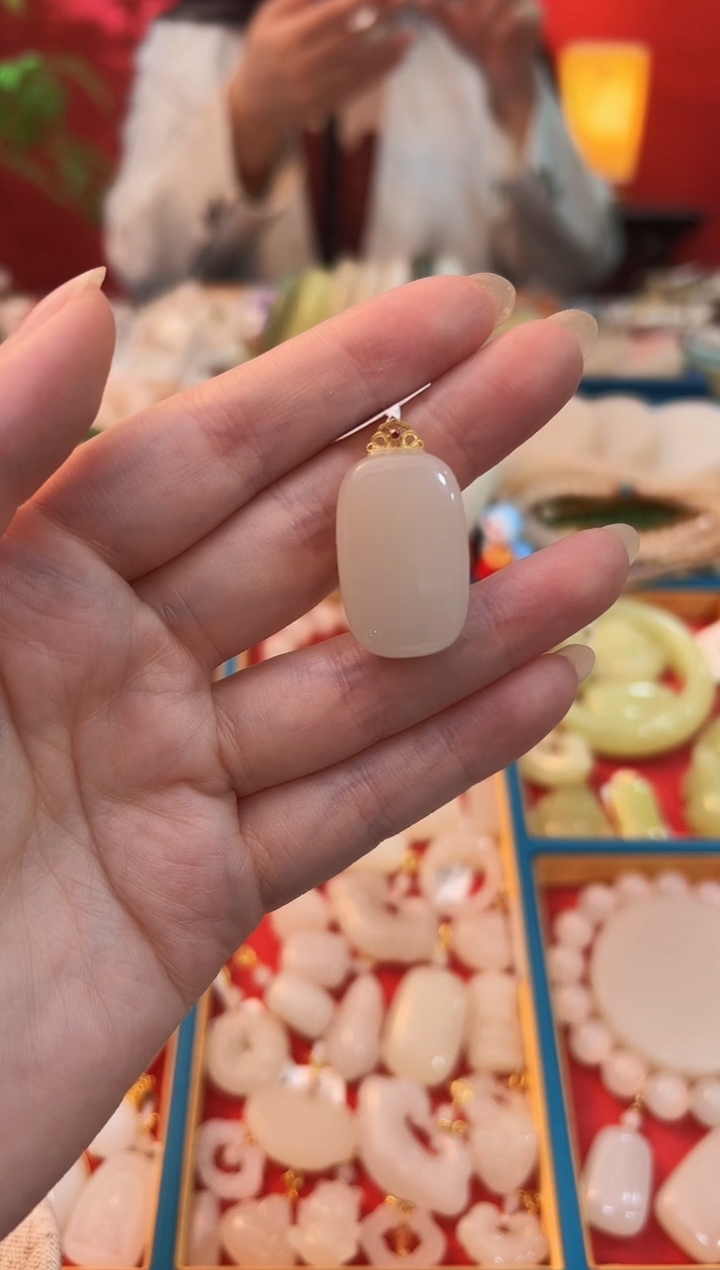 【闪购商品】和田玉吊坠18K金镶嵌藕粉面包无事牌18k