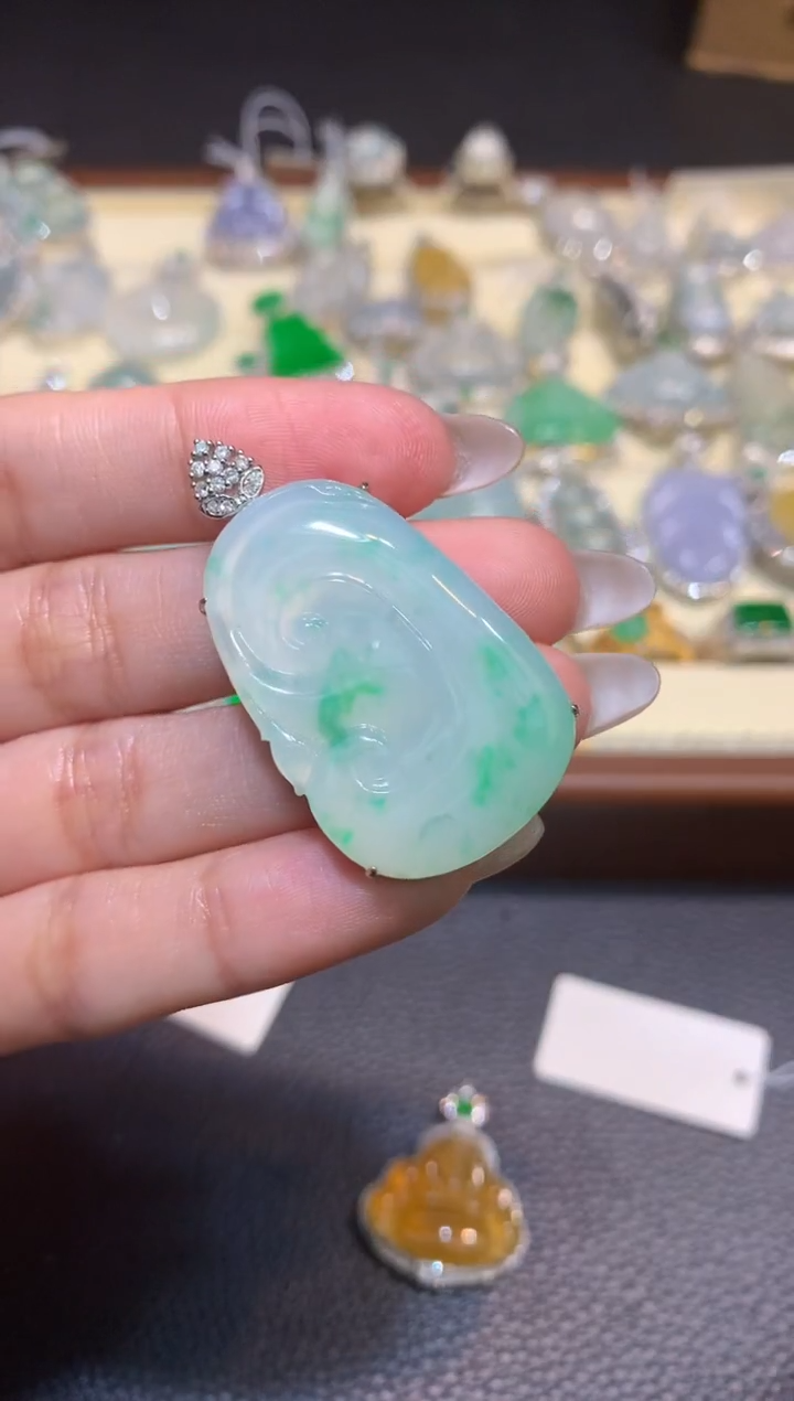 颈饰18K金镶嵌翡翠1