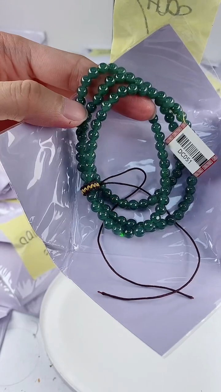 翡翠未镶嵌颈饰                