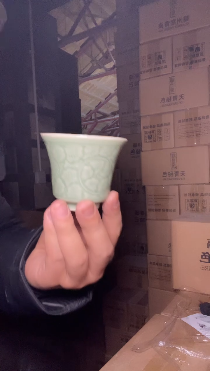 微瑕青釉牡丹铃铛杯1只