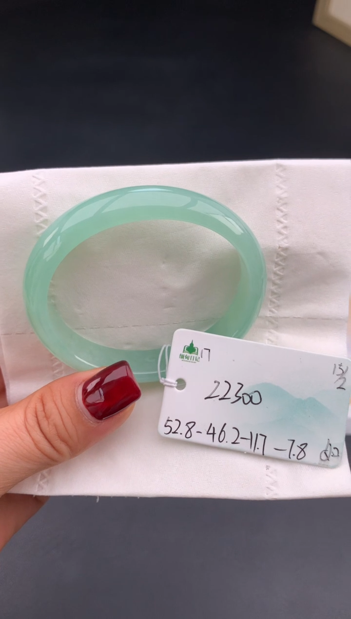 【闪购商品】翡翠手镯未镶嵌 #情人节#送礼，下单联系客服核对地址~