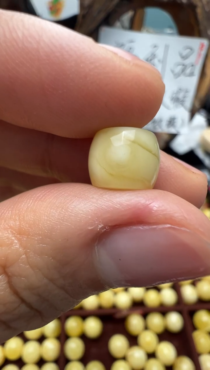 【闪购商品】蜜蜡裸石未镶嵌俄料微瑕9.1*7.7MM