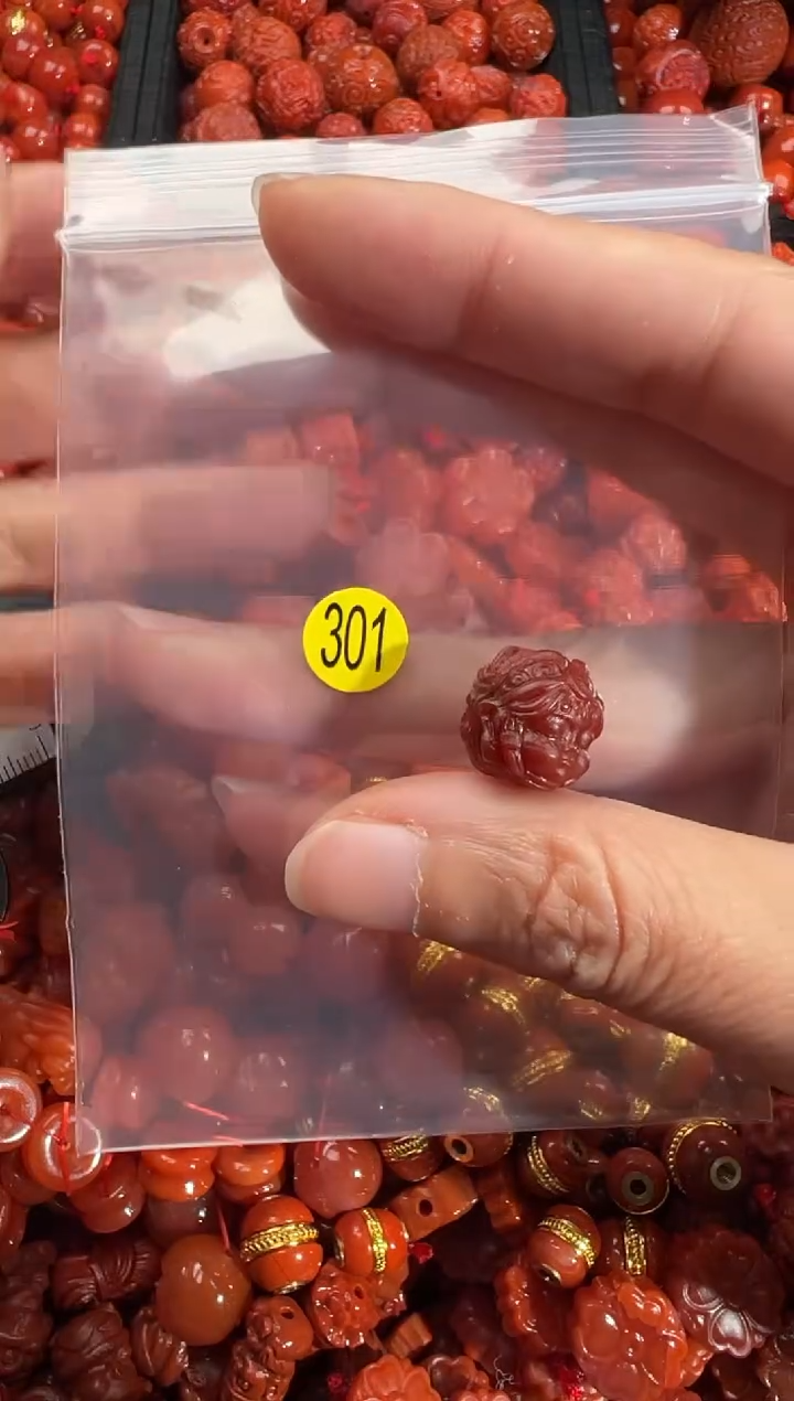 南红玛瑙未镶嵌颈饰1