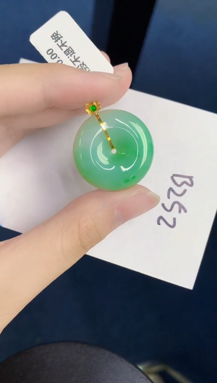 翡翠18K金镶嵌颈饰000000000