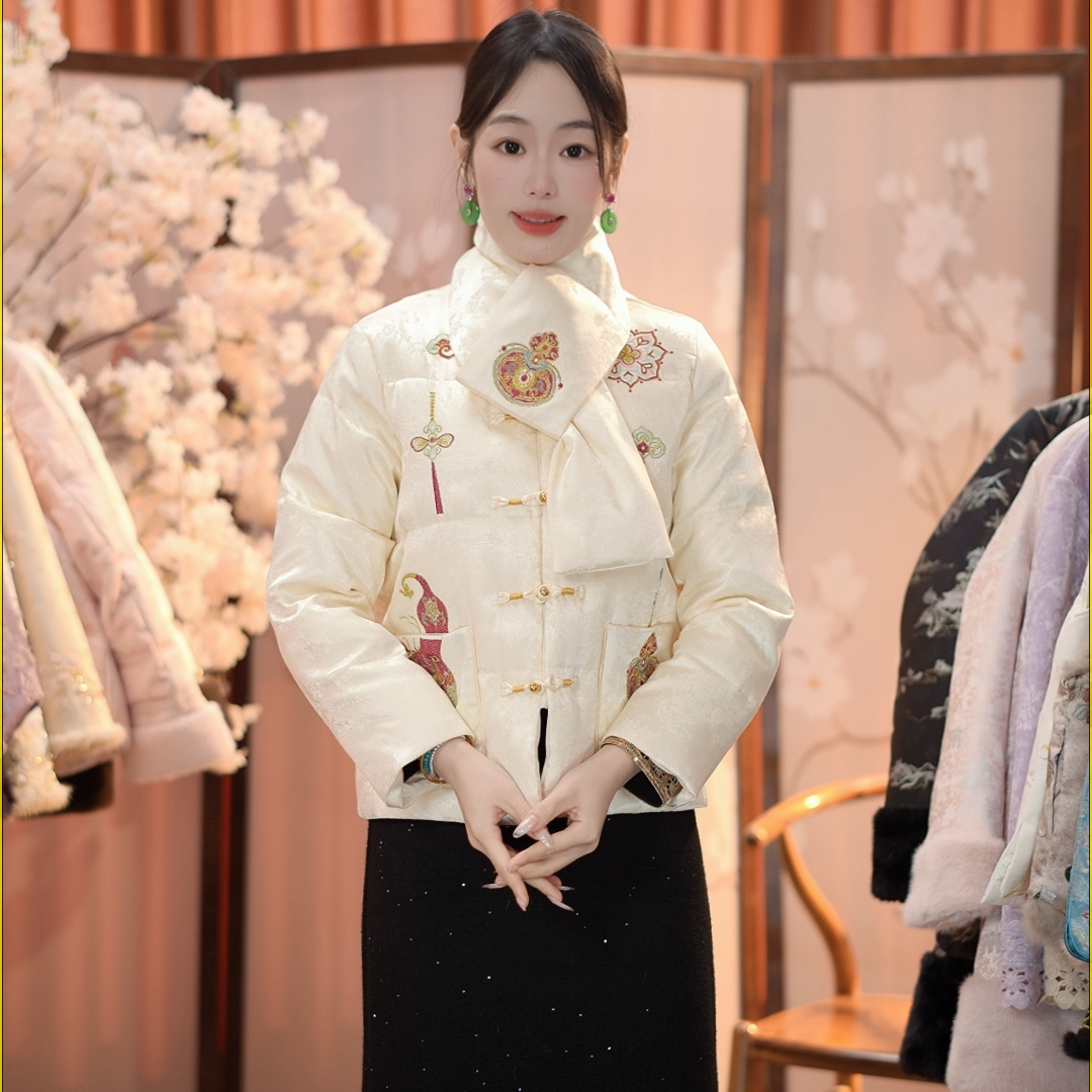 《笑春风-羽绒服》2025新中式国风刺绣女士气质百搭羽绒服