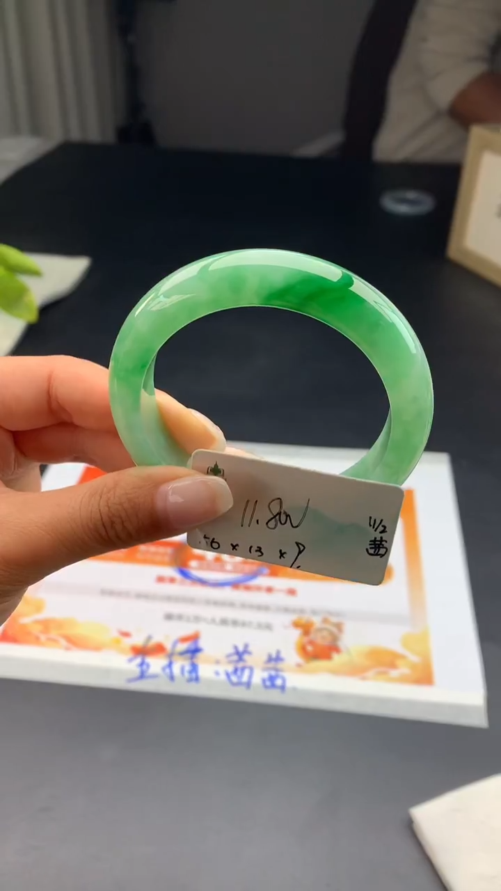 【闪购商品】翡翠手镯未镶嵌 #情人节#送礼，下单联系客服核对地址~