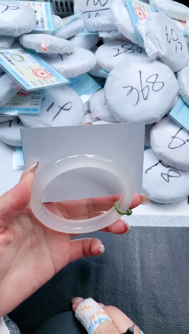 【闪购商品】石英质玉手镯未镶嵌17V36-63