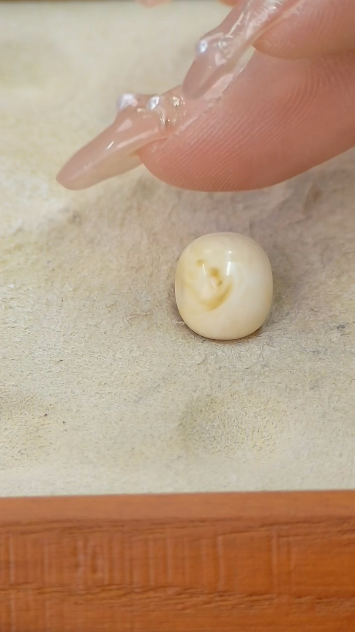 【闪购商品】蜜蜡裸石未镶嵌俄料微瑕10.7*8.7mm0.642克