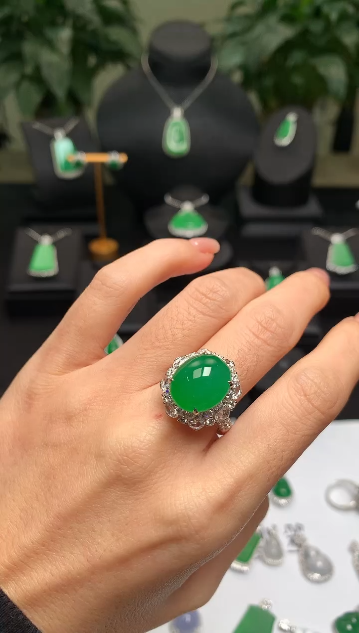 18K金镶嵌戒指翡翠戒指