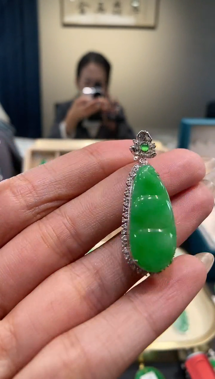 【闪购商品】翡翠吊坠(不含链)18K金镶嵌豆子