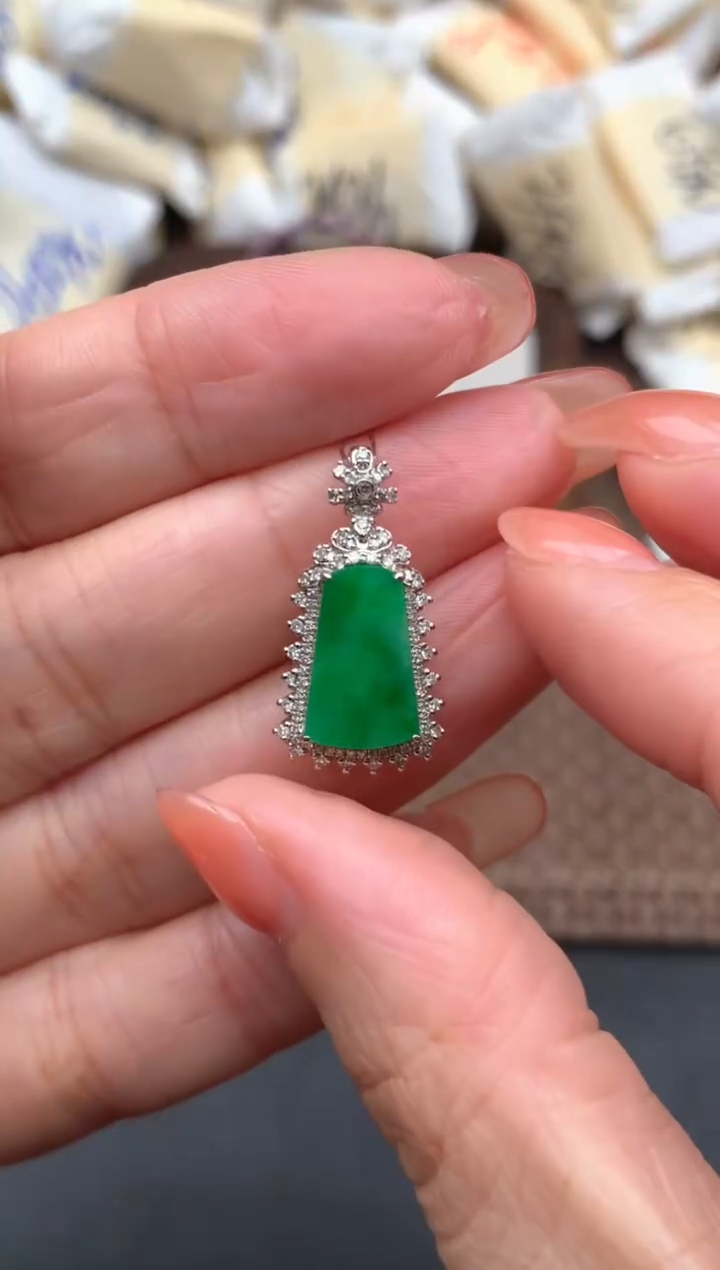 18K金镶嵌挂件翡翠1