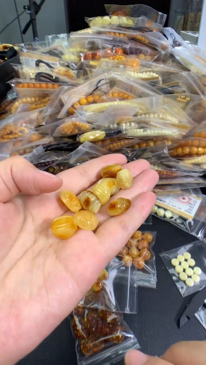 蜜蜡未镶嵌珠宝奇石多样性发一件