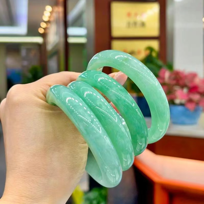 时尚冰透女款精美菠菜绿美人镯