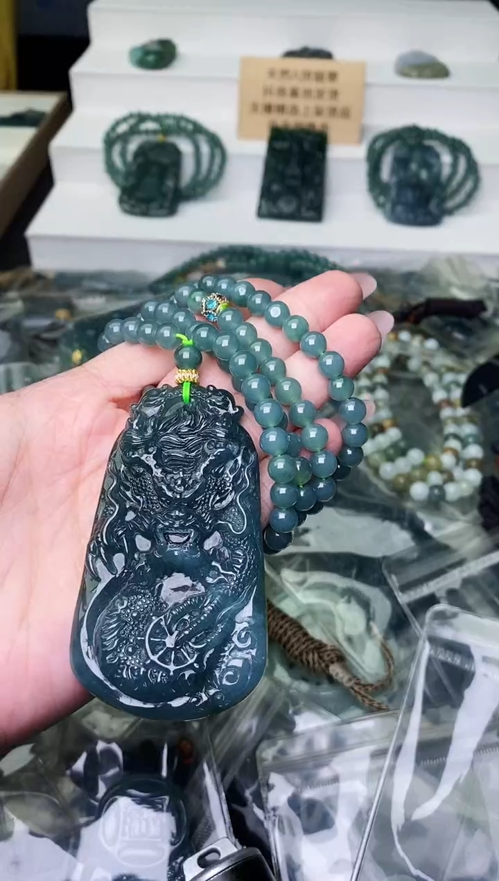 颈饰未镶嵌翡翠 