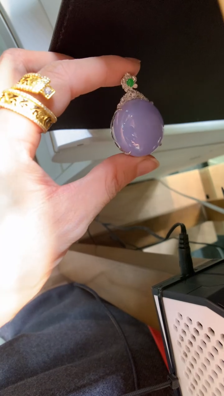 颈饰18K金镶嵌翡翠蛋面