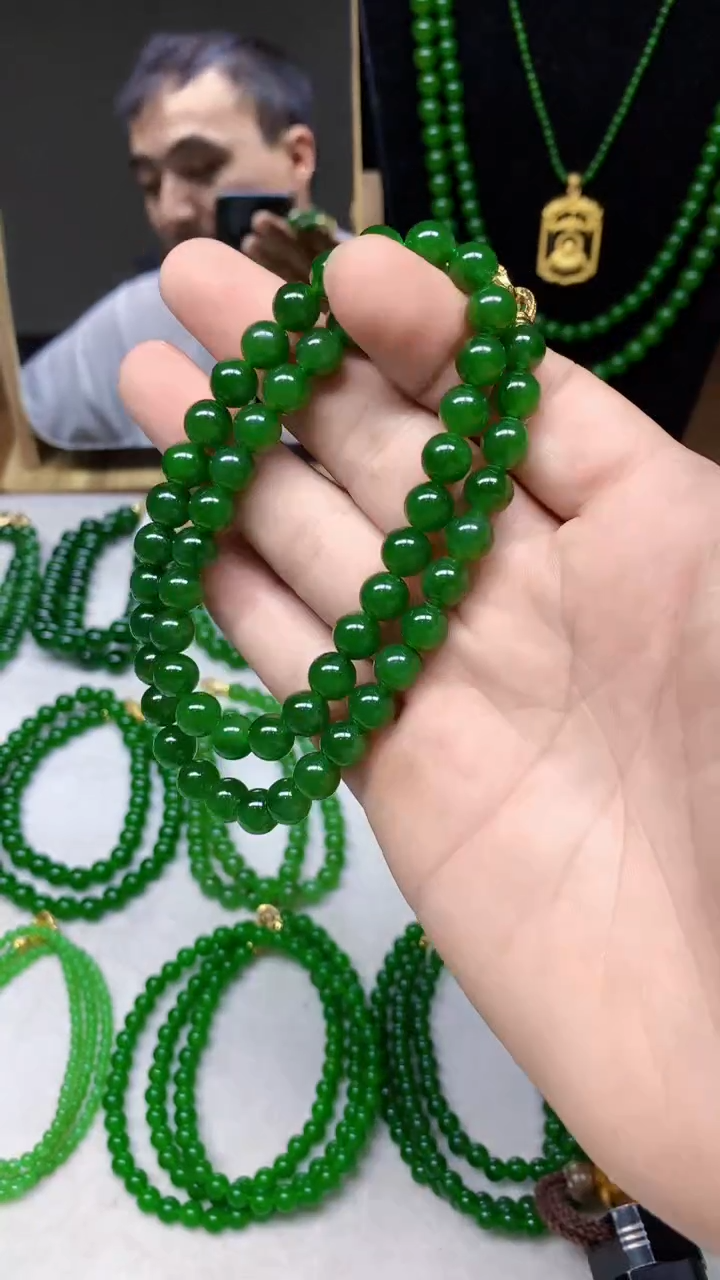 和田玉（碧玉）未镶嵌项链卡8的辣绿色