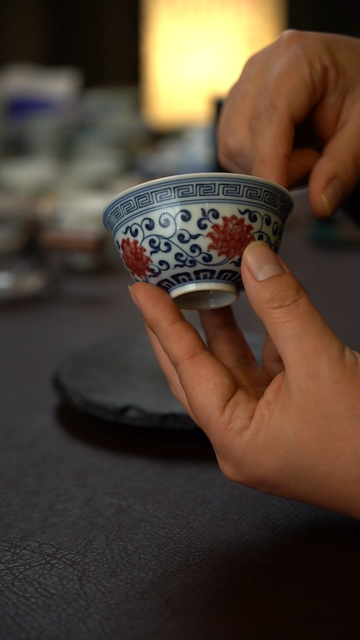 全手绘青花釉里红缠枝莲鸡心杯 