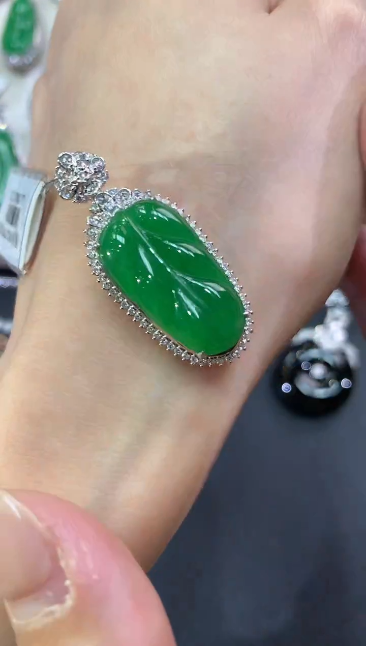 【闪购商品】翡翠吊坠(不含链)18K金镶嵌q64      