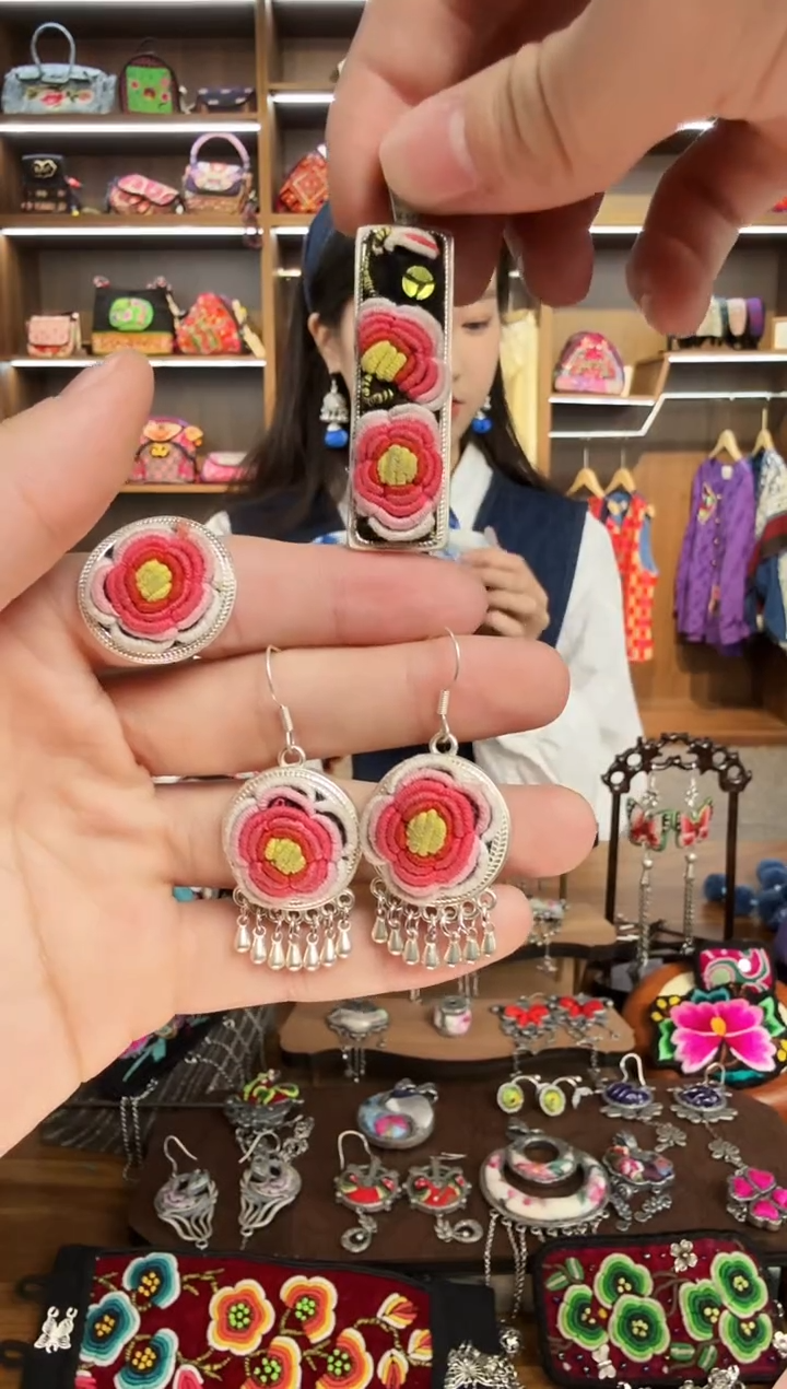 【闪购商品】织绣48蒙阿苏苗绣传承