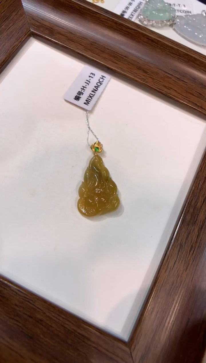 颈饰18K金镶嵌翡翠九尾狐