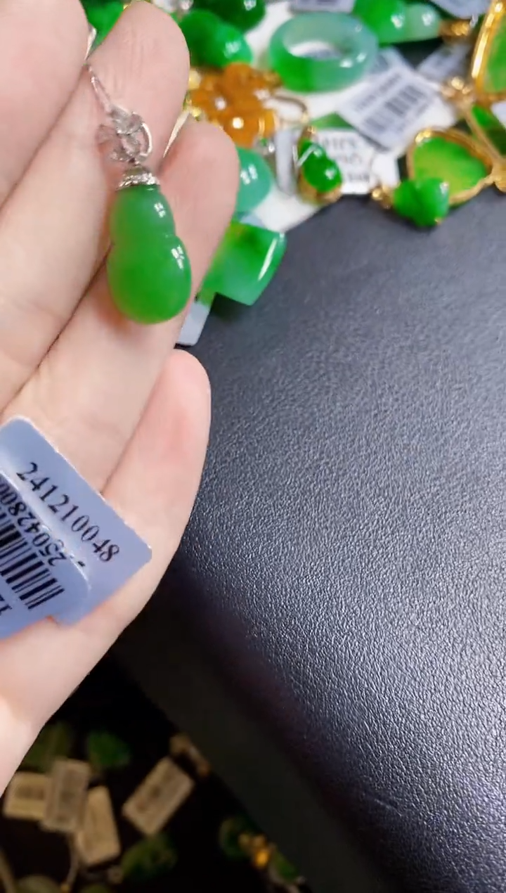 翡翠未镶嵌颈饰吊坠